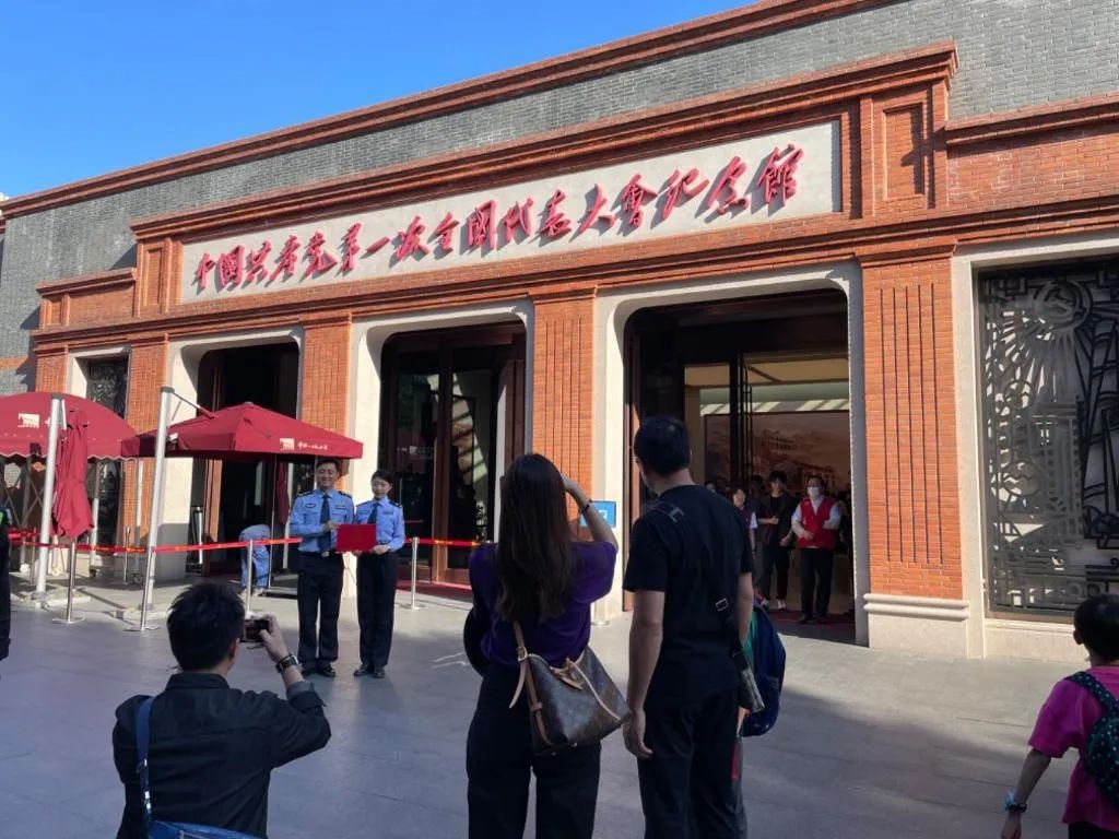参观者在中共一大纪念馆门前留影 参观者在中共一大纪念馆门前留影