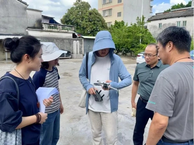 省普查办队员运用无人机航拍查看古建筑平面布局情况，智慧博物馆