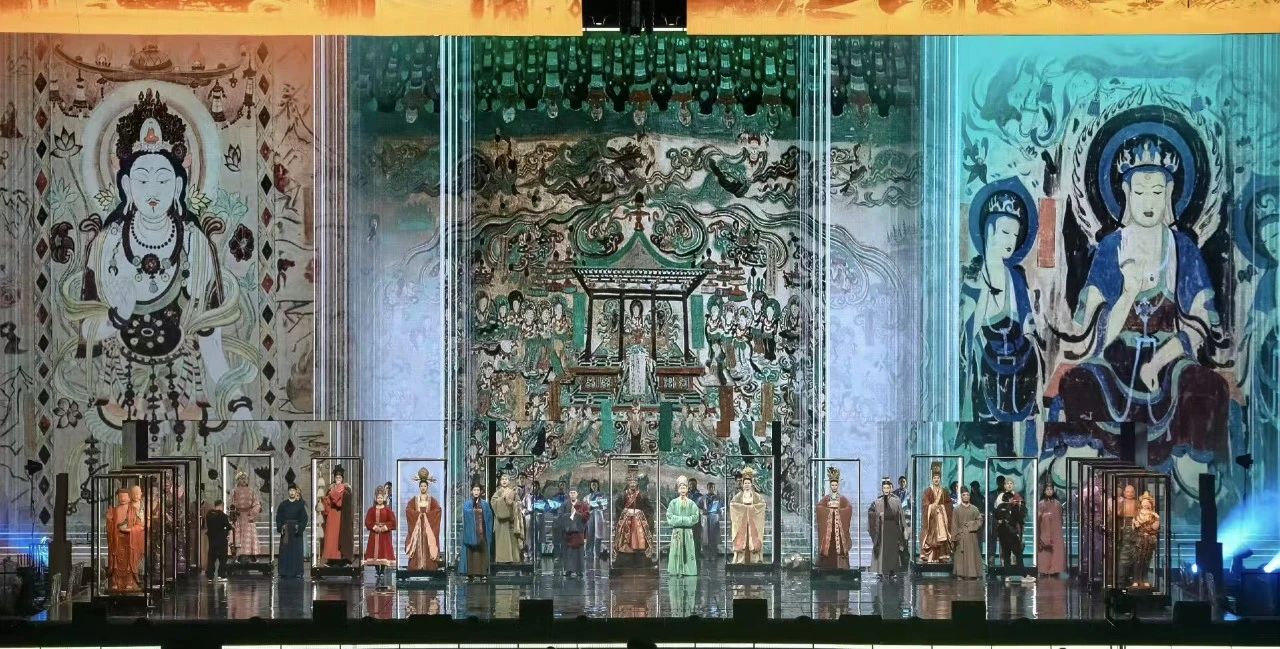 12月7日晚,由国家文物局等支持,中国国家话剧院出品的音乐话剧《受到召唤·敦煌》在国家速滑馆“冰丝带”正式首演。2 12月7日晚,由国家文物局等支持,中国国家话剧院出品的音乐话剧《受到召唤·敦煌》在国家速滑馆“冰丝带”正式首演。2